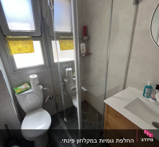 מקלחון זכוכית עם מדף וסבון